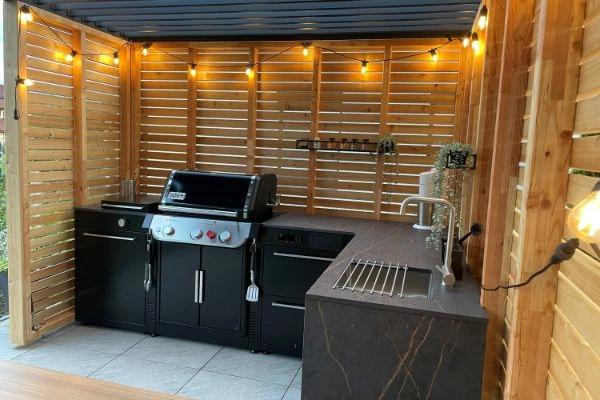 Bucatarie de exterior Weber pe terasa de lemn
