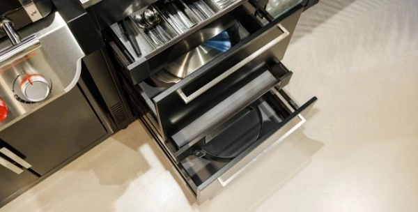 Bucatarie exterior BBQ Kitchen cu sertare culisante deschise cu vase si tacamuri.